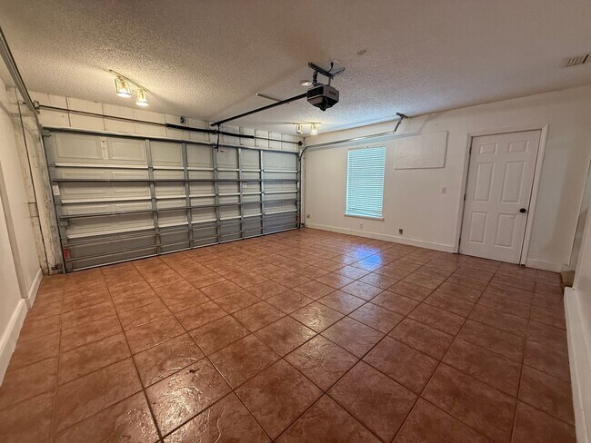 Building Photo - 4712 Dandelion Dr