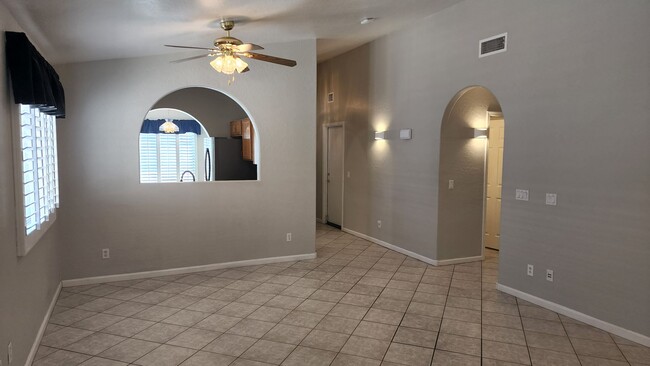 Building Photo - 3 Bedroom Home in Westbank Estates Near E ...