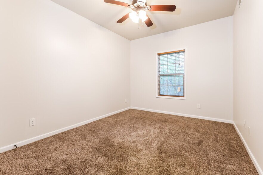Building Photo - 267 Village Park Dr