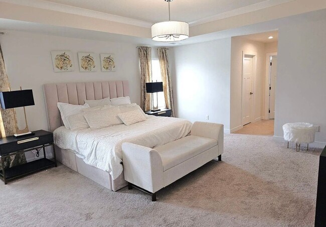 Building Photo - 3700 SF 4/4 Available Now!