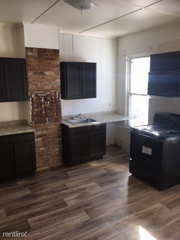Building Photo - 3 br, 1 bath Apartment - 1 Oak St