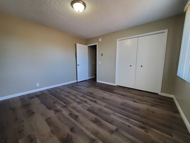 Building Photo - Spacious 1 Bedroom 1 Bath Upstairs Apartment