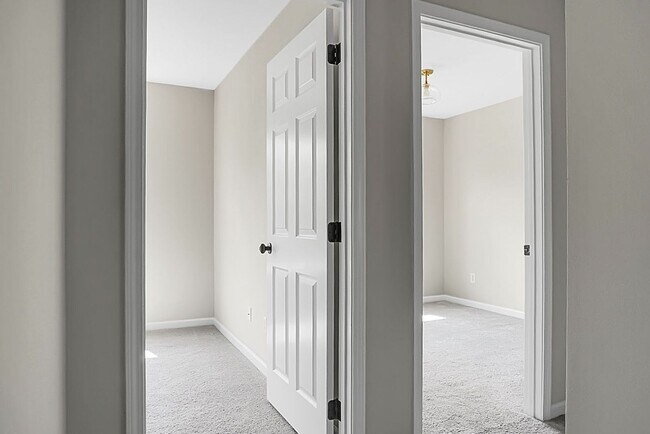 Building Photo - 3 bedroom, 2.5 Townhome