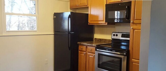 Building Photo - 4BR 2BA next to Cascades Gold Course