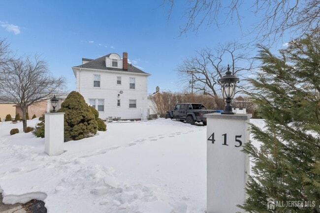 Building Photo - 415 Main St