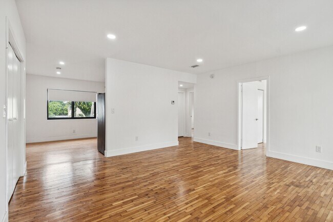 Building Photo - 8020 Crespi Blvd