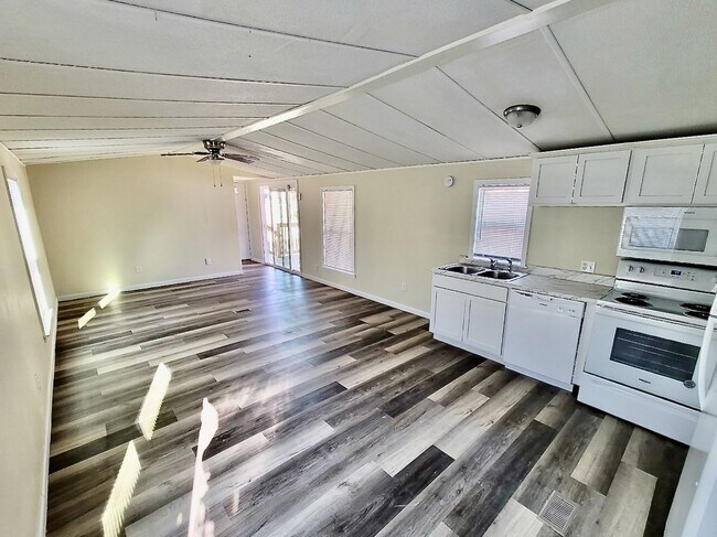 Building Photo - Recently Renovated 2 Bedroom / 2 bathroom ...