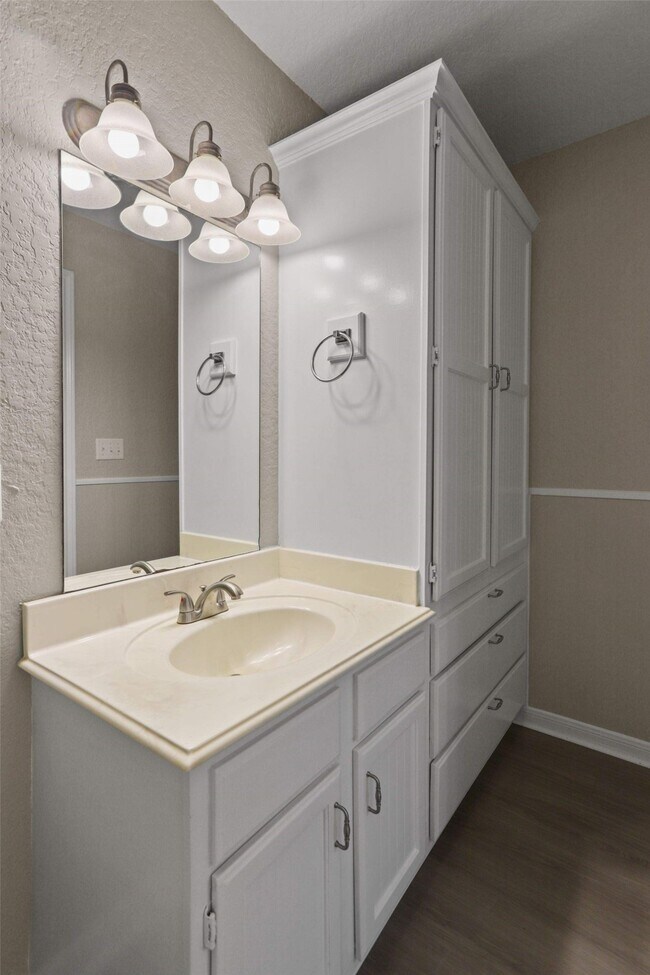 Building Photo - 11700 League Line Rd