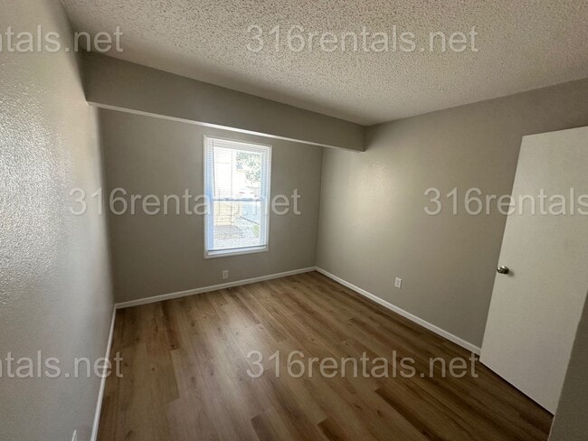 Building Photo - $925- 2 bedroom 1 bath - Apartment located in Riverside