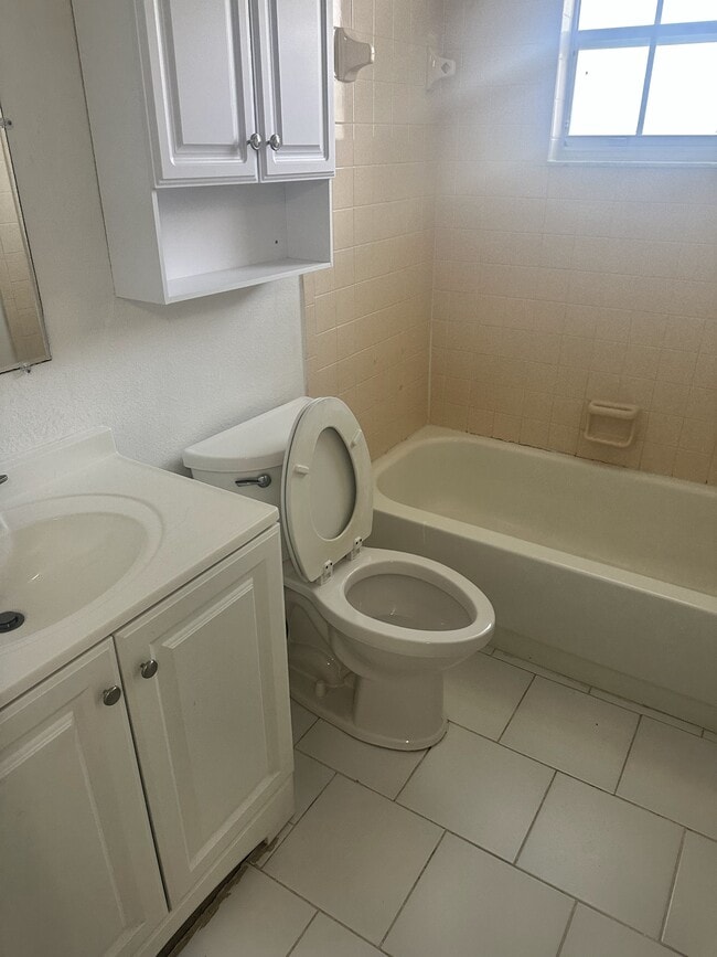 Building Photo - 580 Fairways Ln