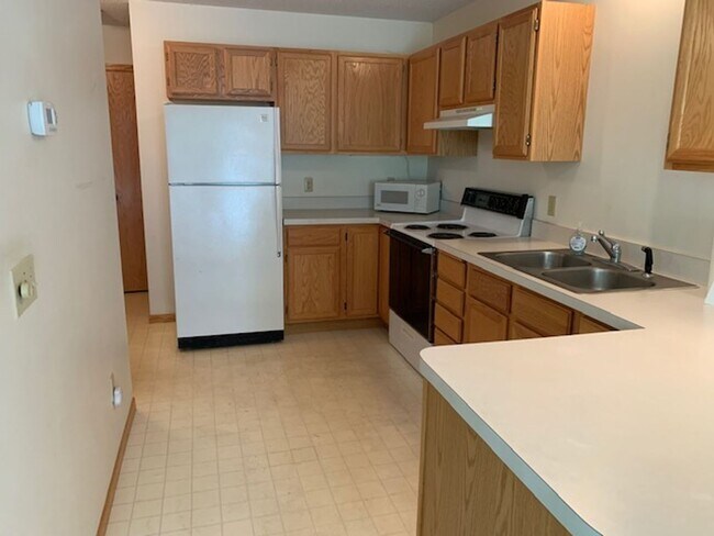 Building Photo - *2Bed*1.5Bath with loft in West Bloomington- Avail Sept 1
