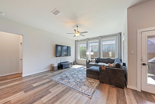 Building Photo - 1020 Highland Vista