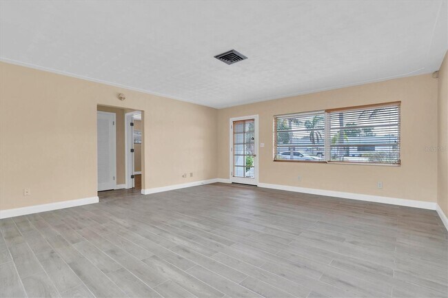 Building Photo - 358 44th Ave