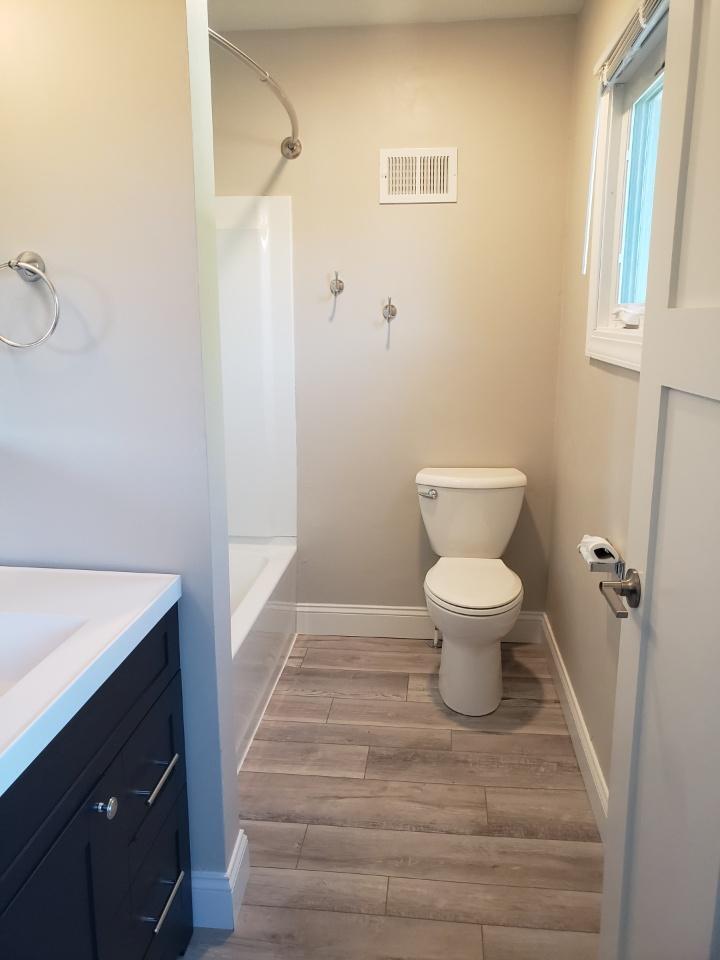 Upstairs full bath - 606 Laudan Blvd