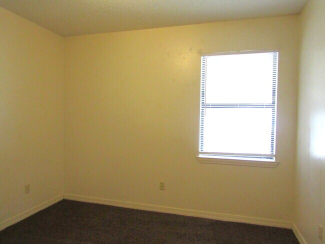 Building Photo - Spacious 2BR/1BA Apartment in West Pensaco...