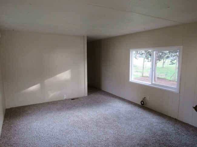 Building Photo - 5692 Northwest Dr