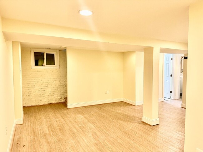 Building Photo - Detached 4 bed 3 bath. Pets Welcome!