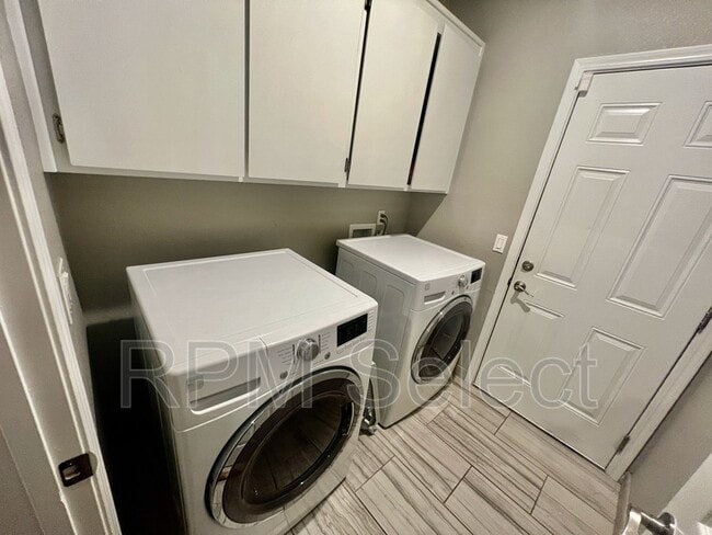 Building Photo - 1605 Paseo Flores Dr