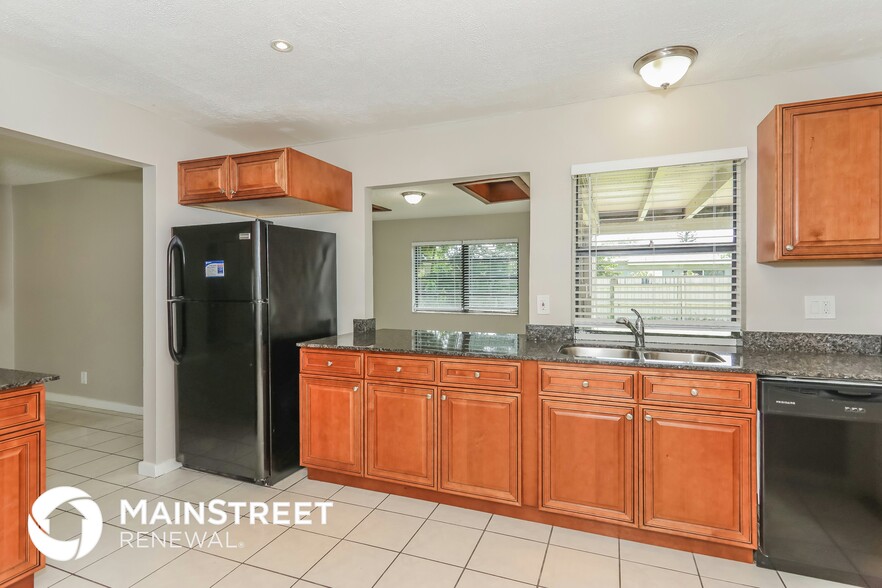 Building Photo - 4977 SW 11th Pl