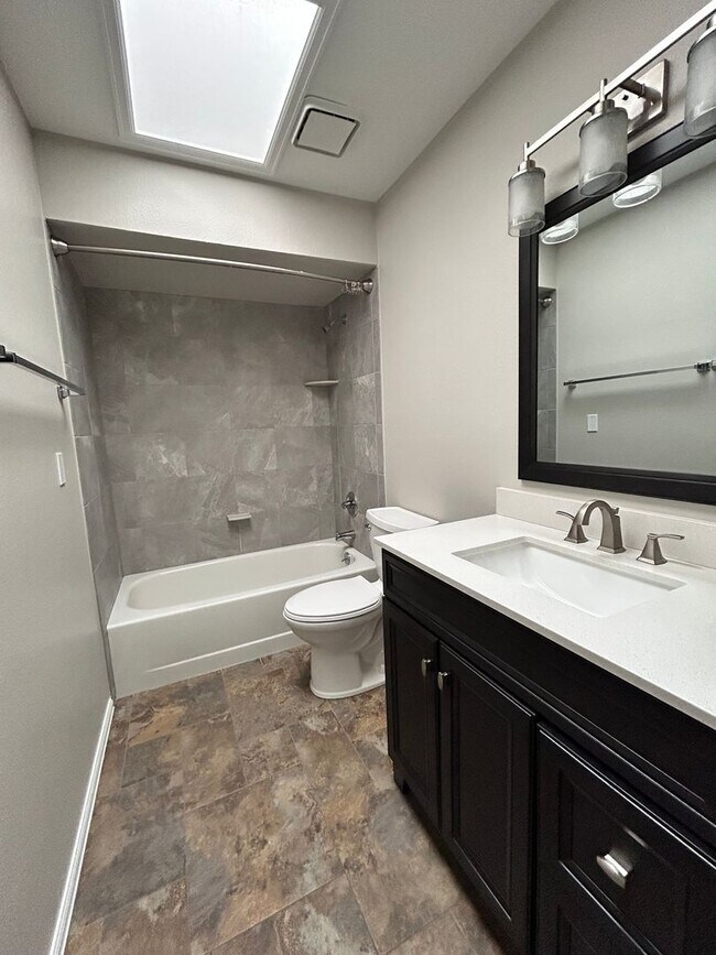 Building Photo - Spacious 3BR Duplex w/ Garage, Workshop, L...