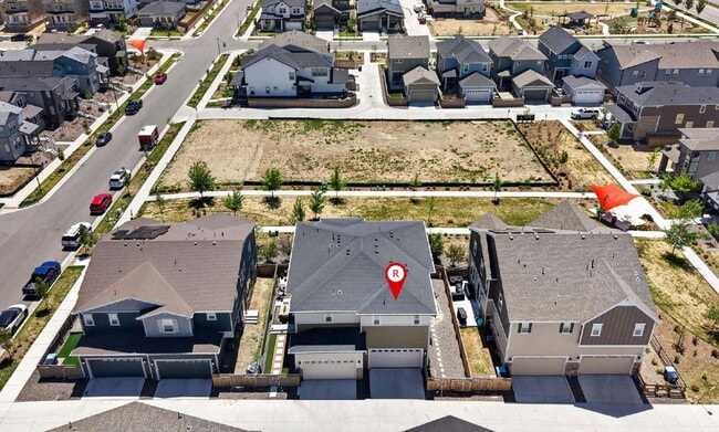 Building Photo - Beautiful 3 bed, 3 bath townhome in the lovely Painted Prairie Community!