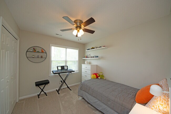 Building Photo - 930 Commons Dr N