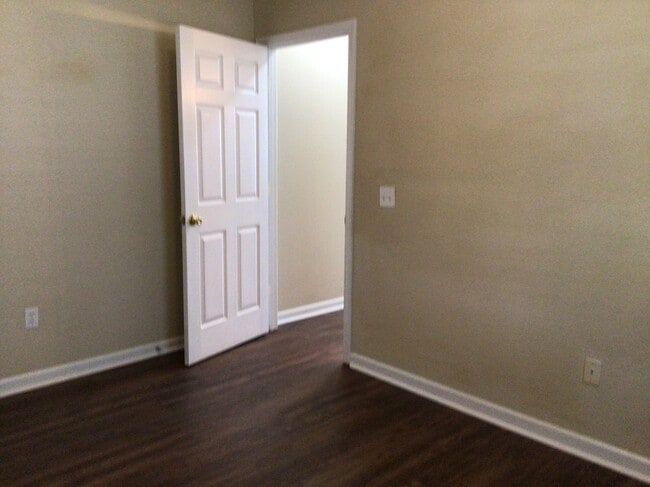 Building Photo - 303 Stallion Rd