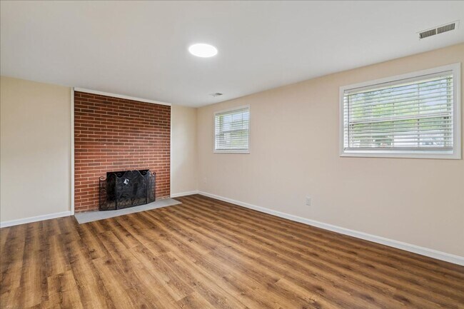 Building Photo - CONVENIENT COLLEGE PARK  LOCATION