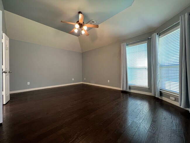 Building Photo - Lovely 4 bedroom 3 bath home!