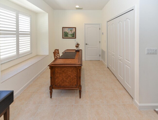 Building Photo - 650 SW Treasure Cove