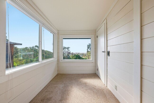 Building Photo - 3 Bed/2.5 Bath Multilevel Home with Amazin...