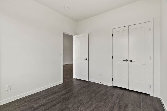 Building Photo - 708 S Crescent Ln