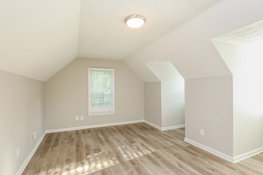 Building Photo - 483 Rhett Dr