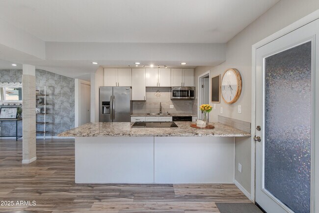 Building Photo - 3009 E Dahlia Dr