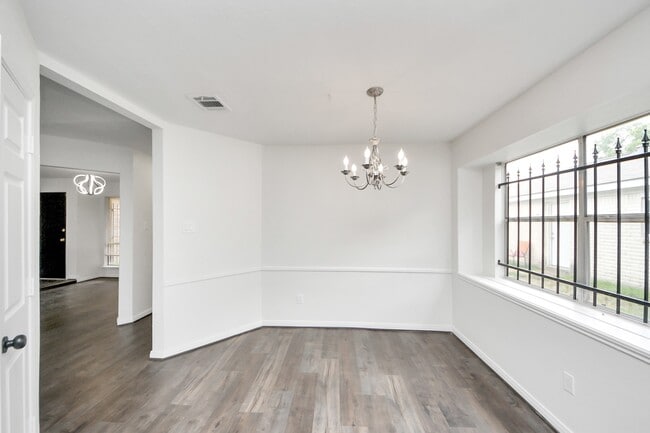 Building Photo - 1207 Park Knoll Ln