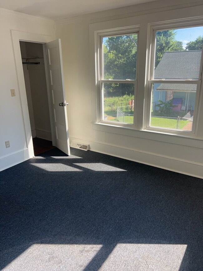 Building Photo - "Charming 2-Bedroom Retreat in Greenville – Ideal Location on W. 6th Street!"