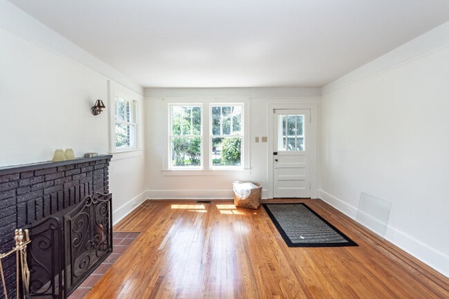 Building Photo - 25 8th Ave