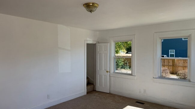 Building Photo - Charming, Newly Renovated Brick Home in So...