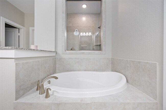 Building Photo - 12610 Woodbourne Forest Dr