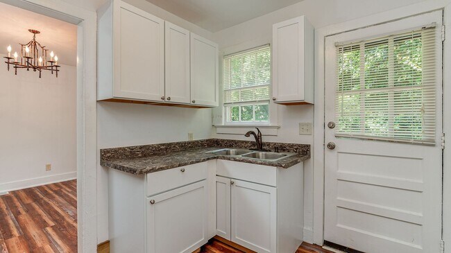 Building Photo - 3 Bedroom 1 Bath Townhouse in Wagener Terrace - Charleston Peninsula