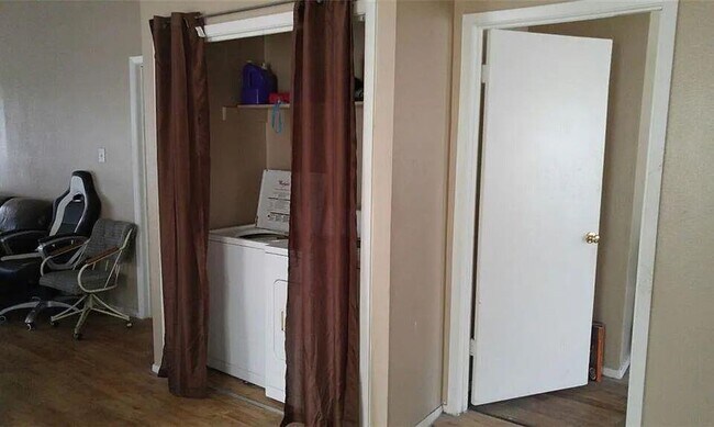 Building Photo - 2011 West Loop