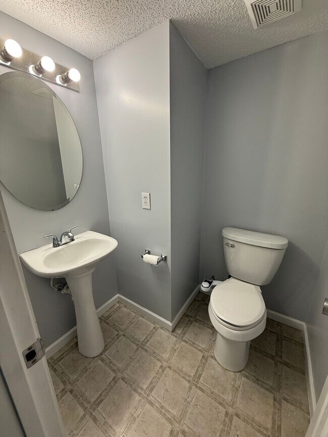 Building Photo - Beautiful 4 Bedroom