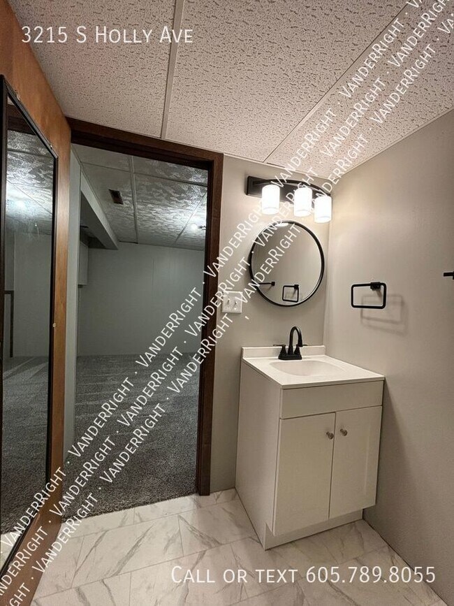 Building Photo - Updated 3 Bedroom 2 Bathroom!