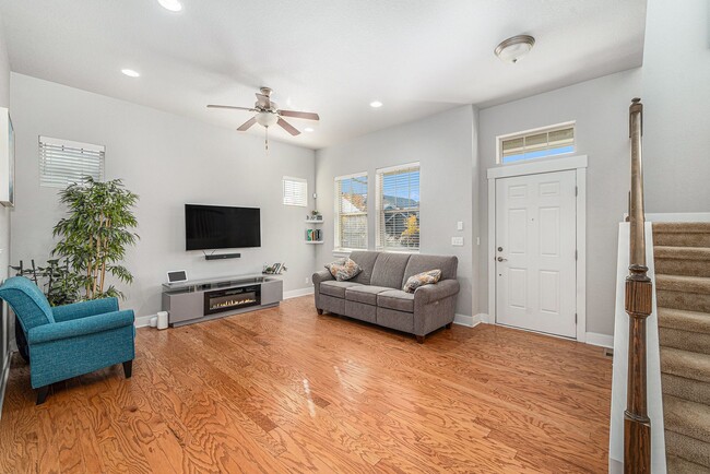 Building Photo - Gorgeous 4 bed 3.5 bath Home Available in ...