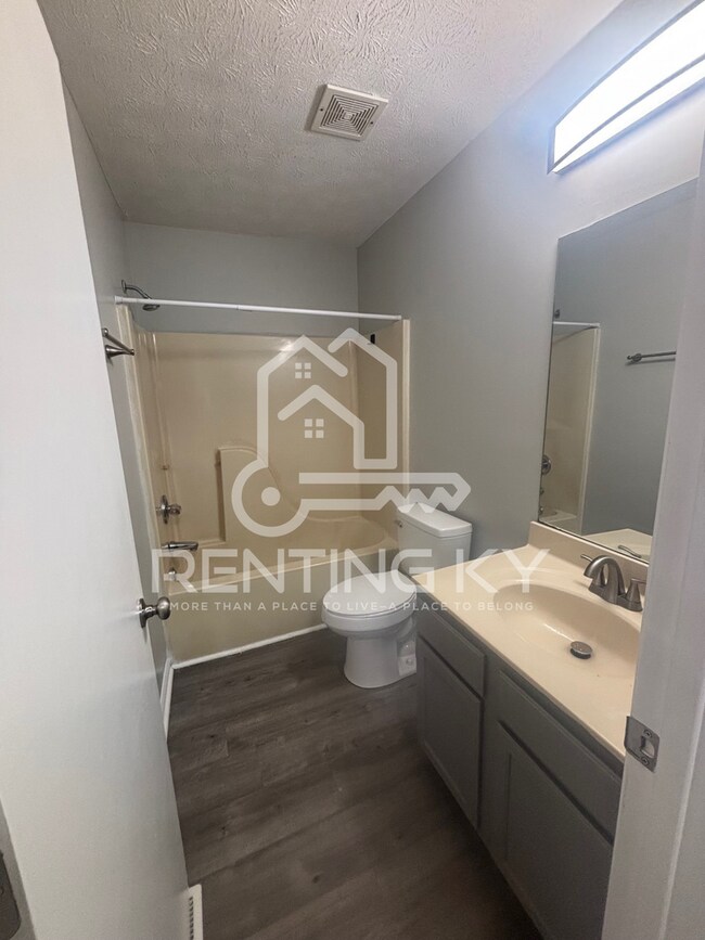 Building Photo - 2 Bedroom, 1.5 Bath Updated Townhome in the Heart of Nicholasville!