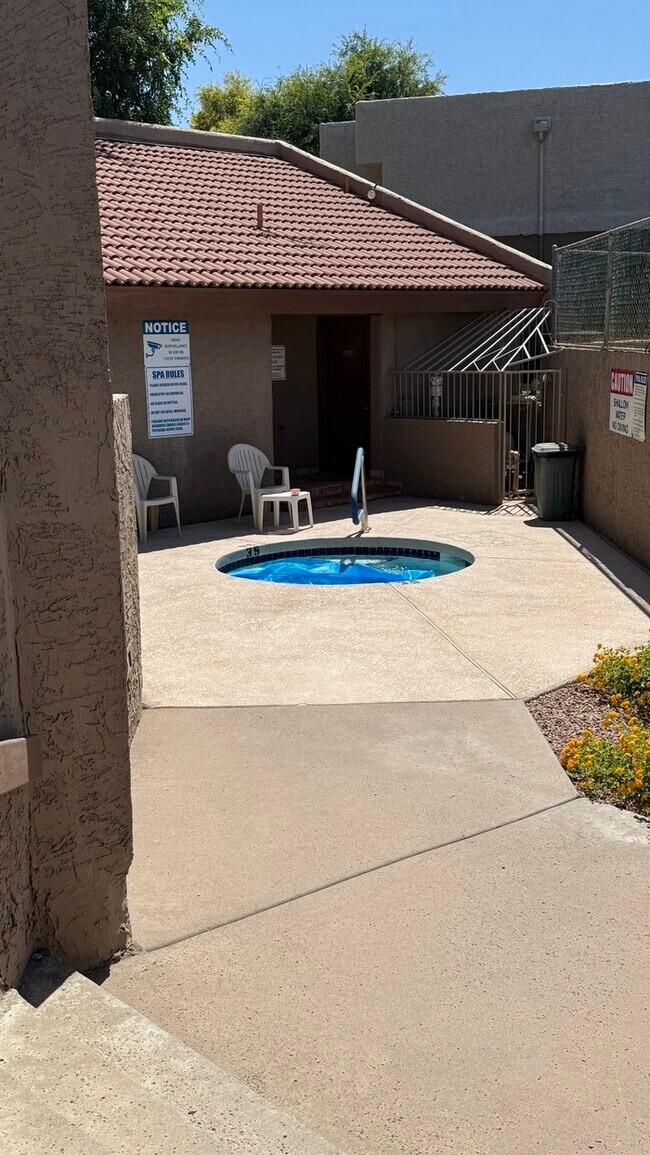 Building Photo - Paradise Valley 1br Condo with Pool