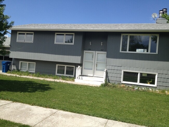 Building Photo - 3 Bedroom, 1 Bathroom Unit in Duplex for Rent