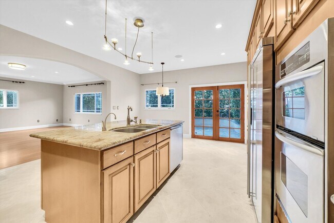 Building Photo - 2006 Manhattan Beach Blvd