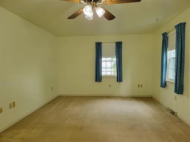 Building Photo - SERENE & CUTE HOME