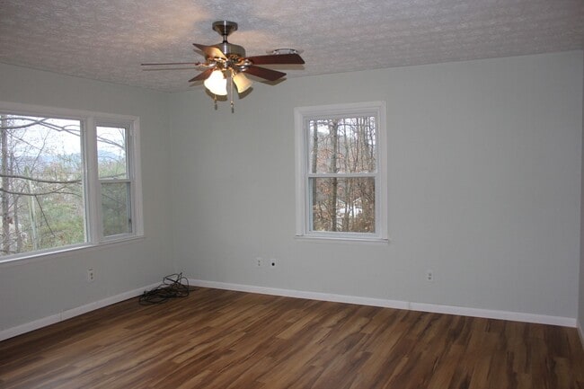 Building Photo - Newly Renovated Apartment for Rent